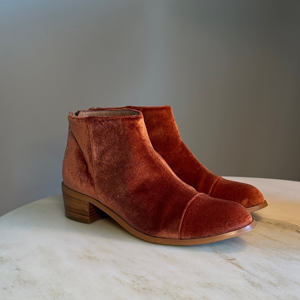 Anthropologie Velvet Ankle Boots in Copper/ Rust with Gold Detail : size 6.5 - Picture 1 of 11